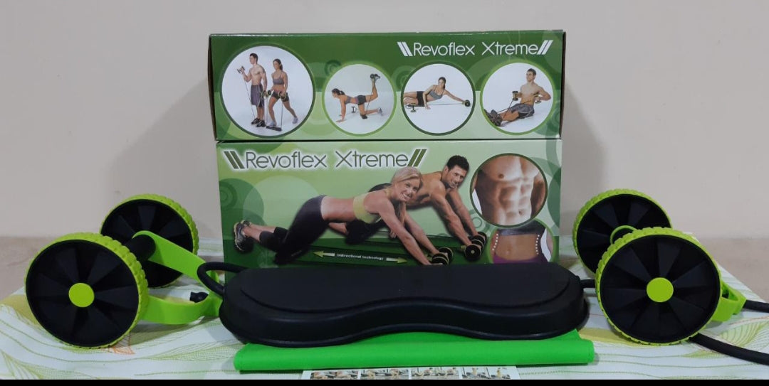 Hombre y mujer entrenando con Revoflex Xtreme – ejercicios de pie con bandas