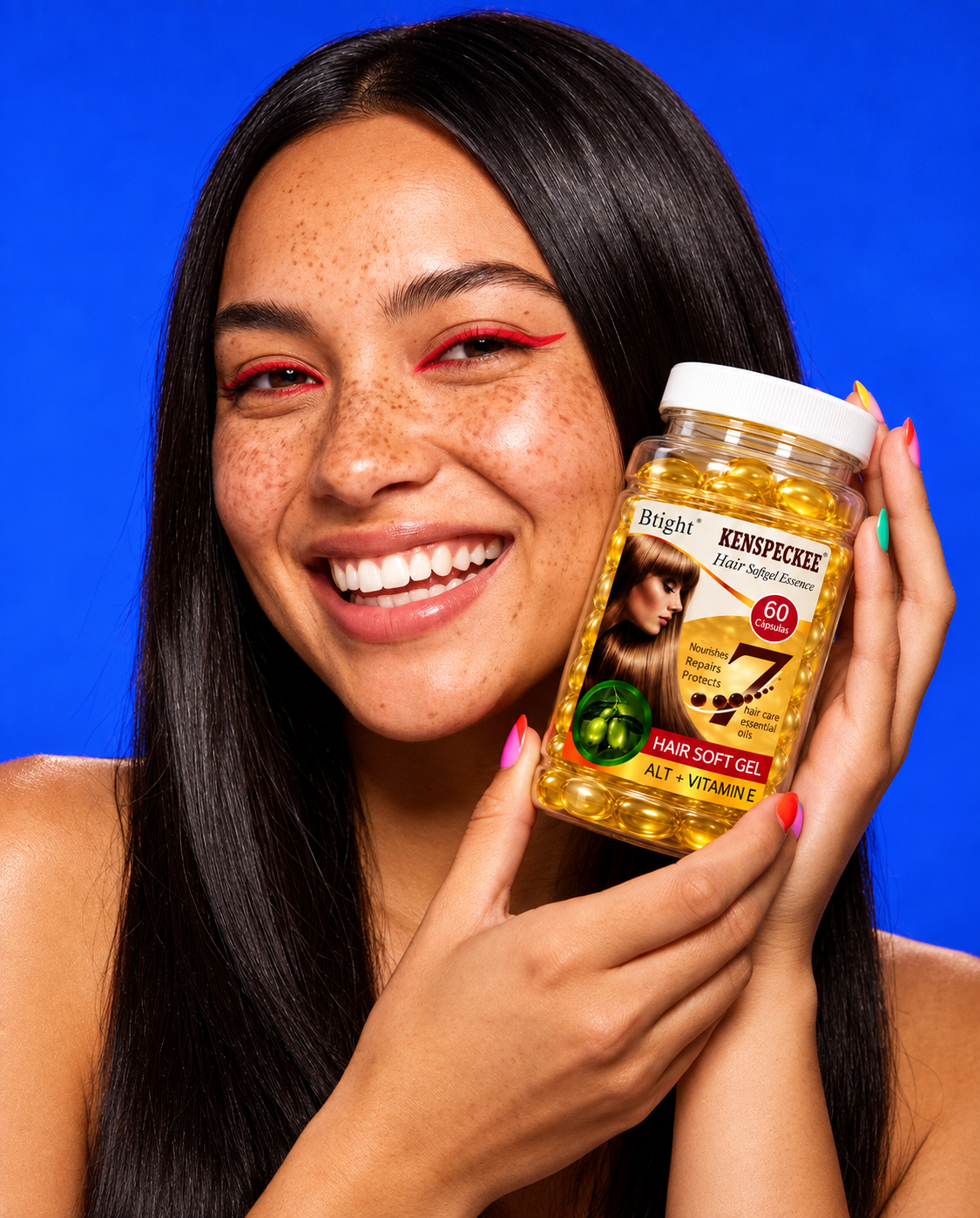 Chica sonriendo sosteniendo el frasco de Btight Kenspeckee Hair Softgel Essence 60 cápsulas