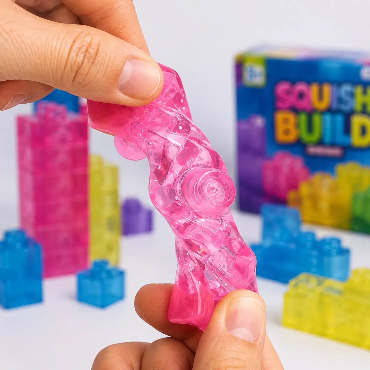 Bloque de silicona rosa siendo estirado – textura flexible y resistente