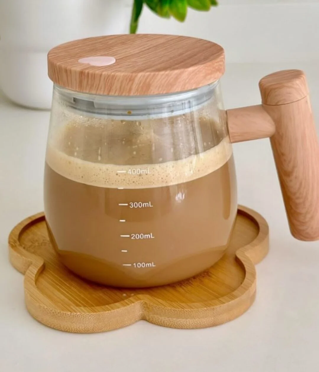 Taza batidora con café con leche y escala de medición 100–400ml