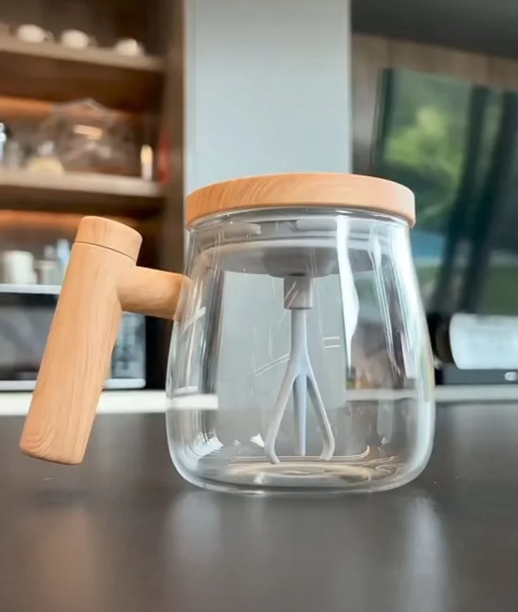 Taza batidora de vidrio – detalle del batidor interno y asa de madera